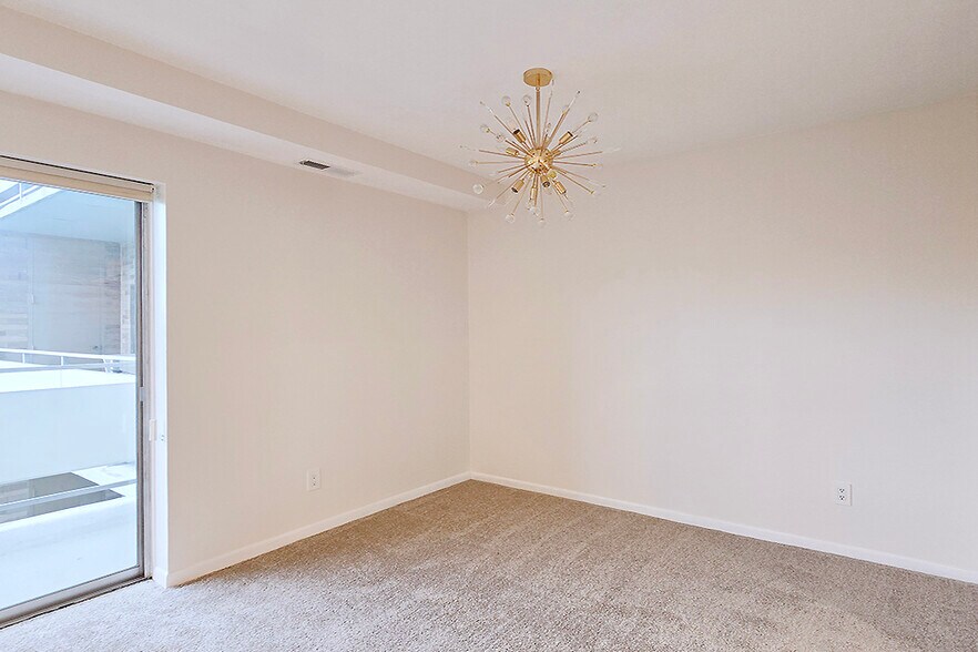 Building Photo - 2112 Acacia Park Dr