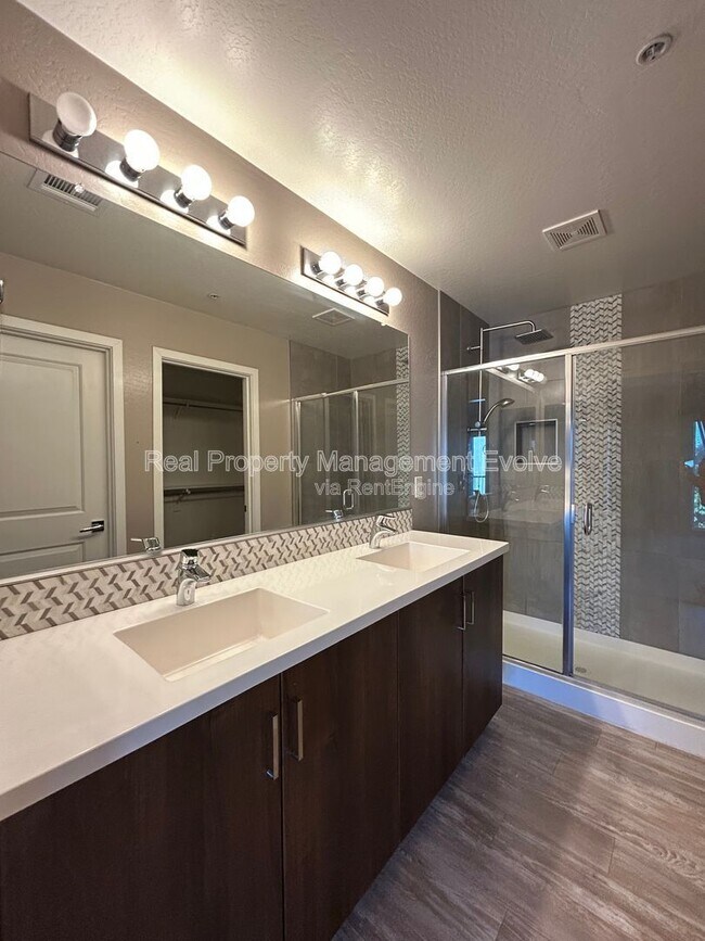 Building Photo - 2329 E Hidalgo Ave