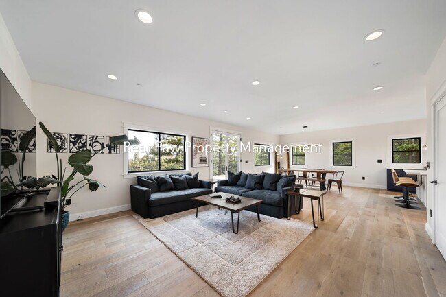 Building Photo - Gorgeous Home on Bear Mountain!