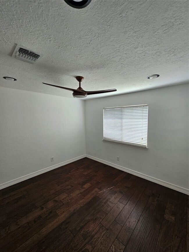 Building Photo - 9207 Dairy View Ln