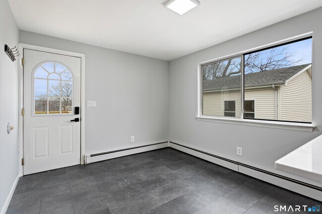 Building Photo - 1103 Shippan Ave