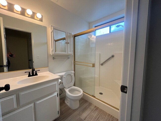 Building Photo - 402 Oakwood Ct