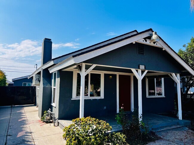 Primary Photo - 3 bedroom 2 bath remodeled house with spac...