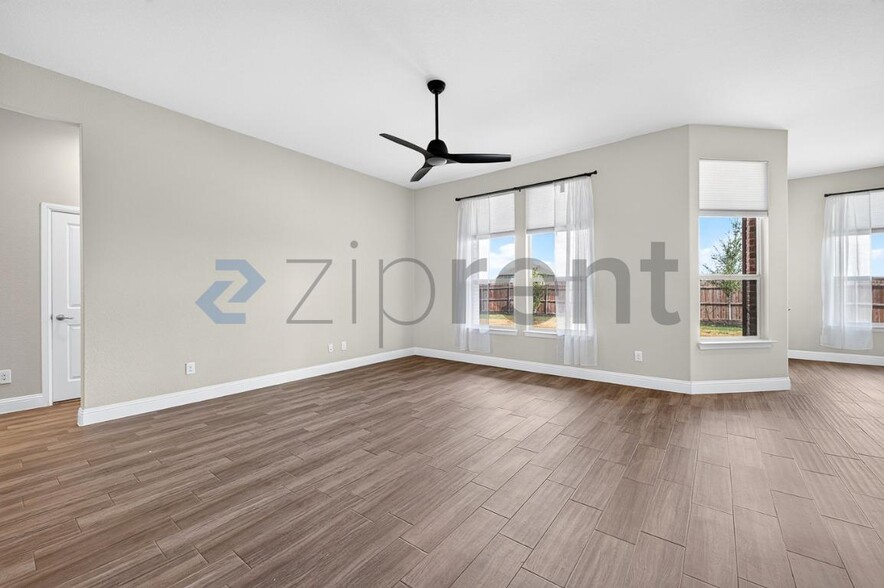 Building Photo - Unit