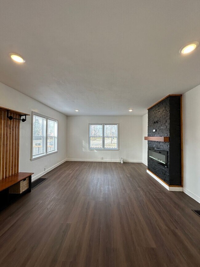 Building Photo - Immediate Move-In! Renovated 2BR House Near Ball State w/ Fireplace & Outdoor Space