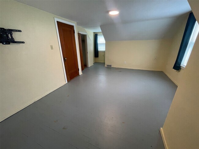 Building Photo - 412 Lyndale Dr