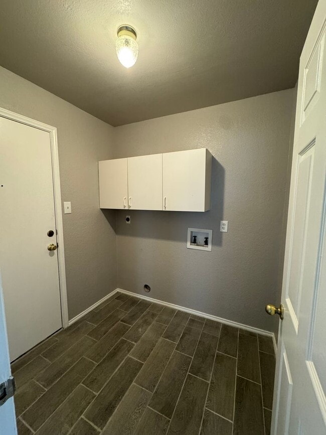 Building Photo - Remodeled 3 Bedroom Plus Bonus Room - Comi...