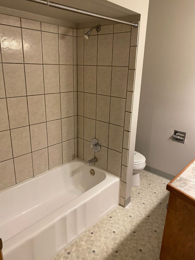 Building Photo - r115/119vDuplex