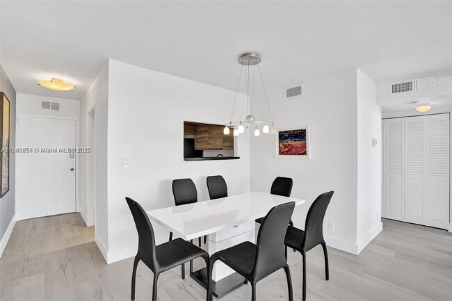 Building Photo - 3140 S Ocean Dr