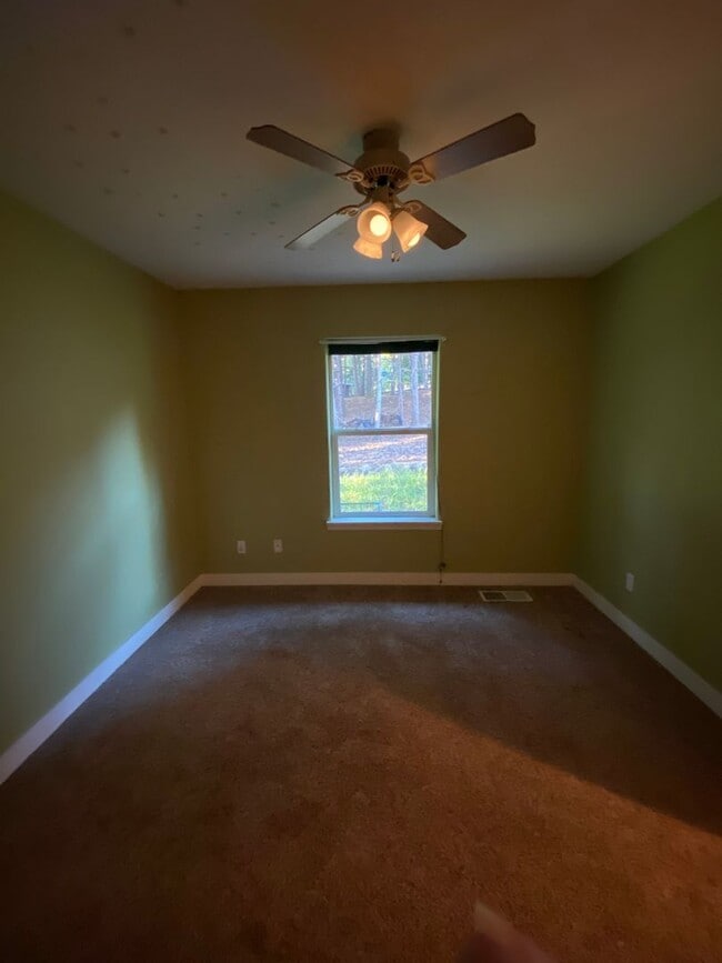 Building Photo - Custom Home With Shop!