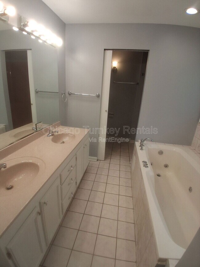 Building Photo - 1204 E 166th Pl