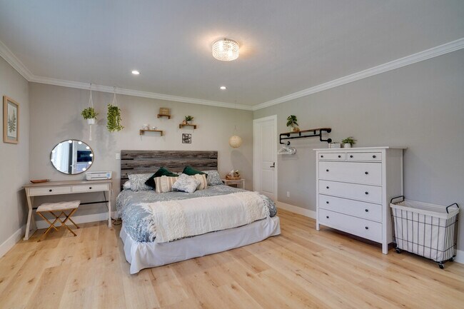 Building Photo - 893 Olivina Ave