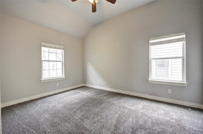 Building Photo - 2929 Clinton Dr