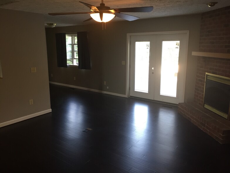 Building Photo - 251 Rembrandt Dr