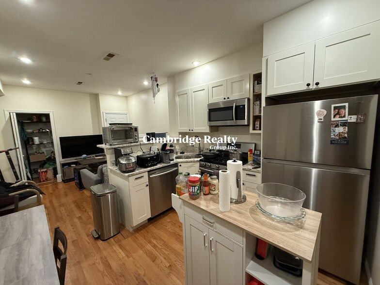 Primary Photo - 212 Green St