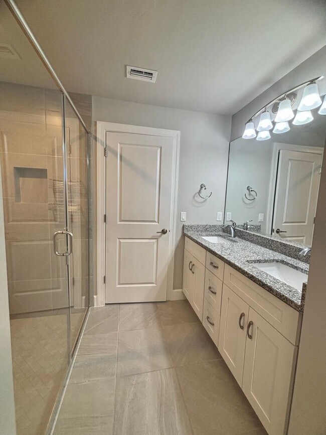 Building Photo - Modern 3 Bed, 2 Bath Home with Stylish Upg...
