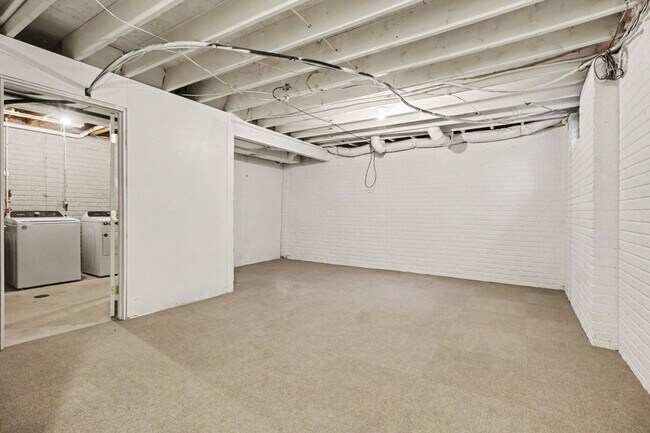 Building Photo - 125 Commons Cir