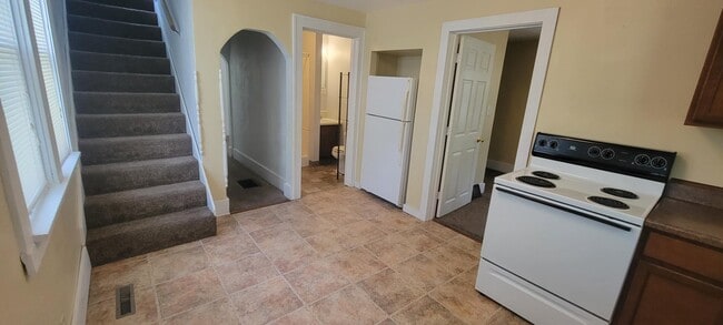 Building Photo - 706 E Lewis St