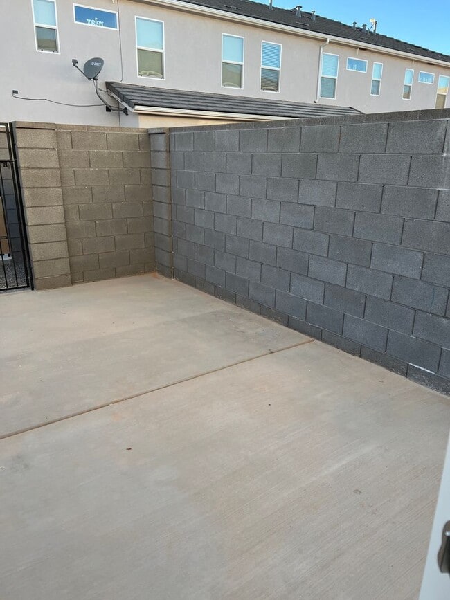 Building Photo - 3 Bedroom 2.5 Bathroom Townhome in Washington!