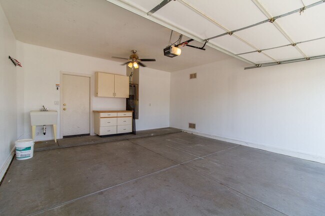Building Photo - Gorgeous 3 bed, 2 bath home located near 87th Ave and Cactus