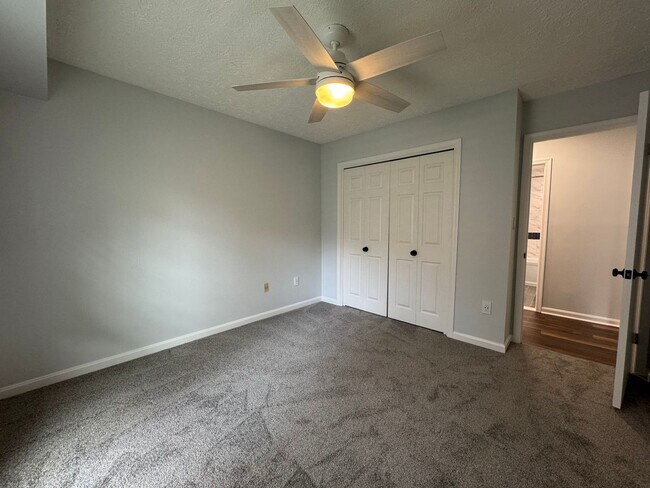 Building Photo - Sun-filled And Spacious 2 Bed 2 Bath Condo...