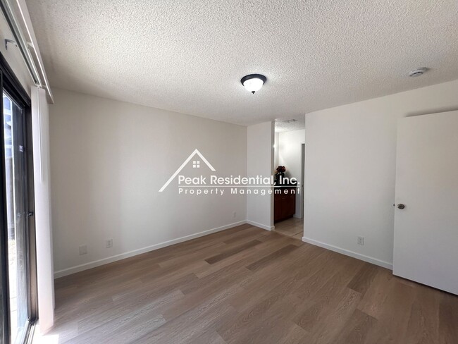 Building Photo - Spacious Updated 2bd/2ba Halfplex with 2 Car Garage