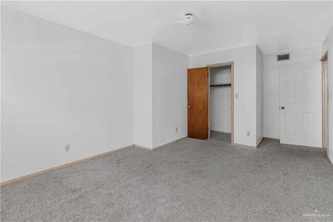 Building Photo - 18 E Samano St