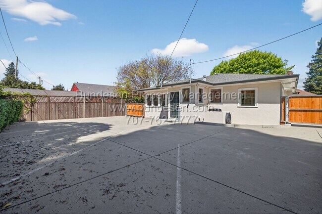 Building Photo - 612 Petaluma Blvd S