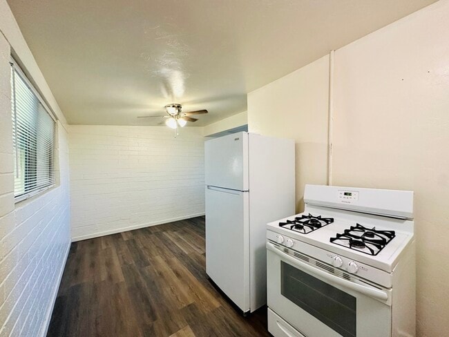 Building Photo - 1 Bedroom Cottage Style with Private Yard ...