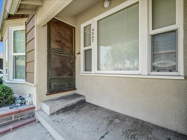 Building Photo - 4847 Ocana Ave