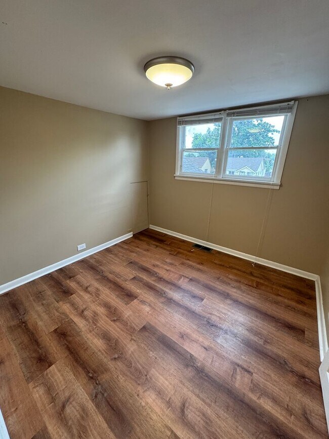 Building Photo - Cute 3 Bedroom 2 Bath in Lakewood!