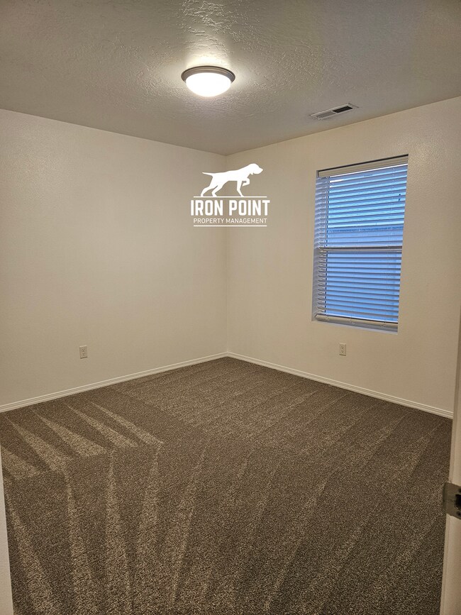 Building Photo - Move-in Ready Home w/new paint & flooring ...