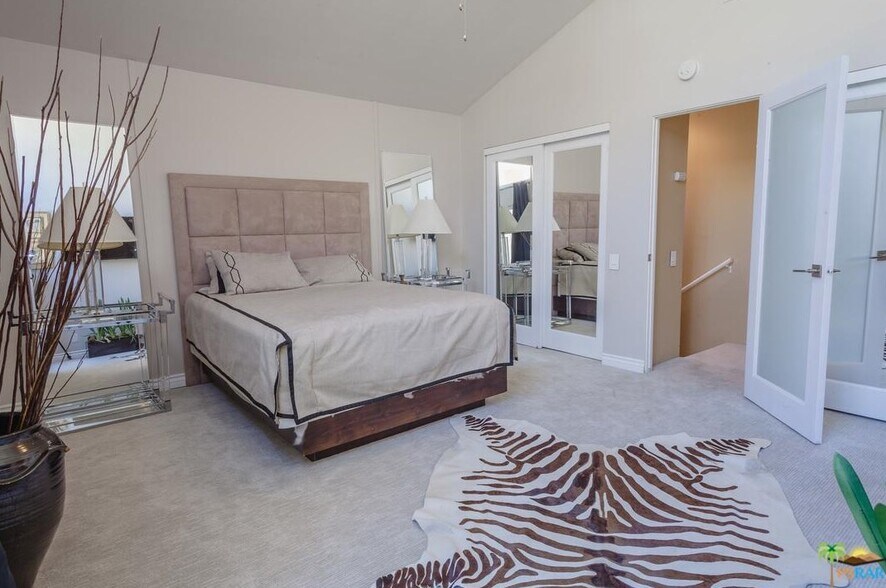 Building Photo - 2600 S Palm Canyon Dr
