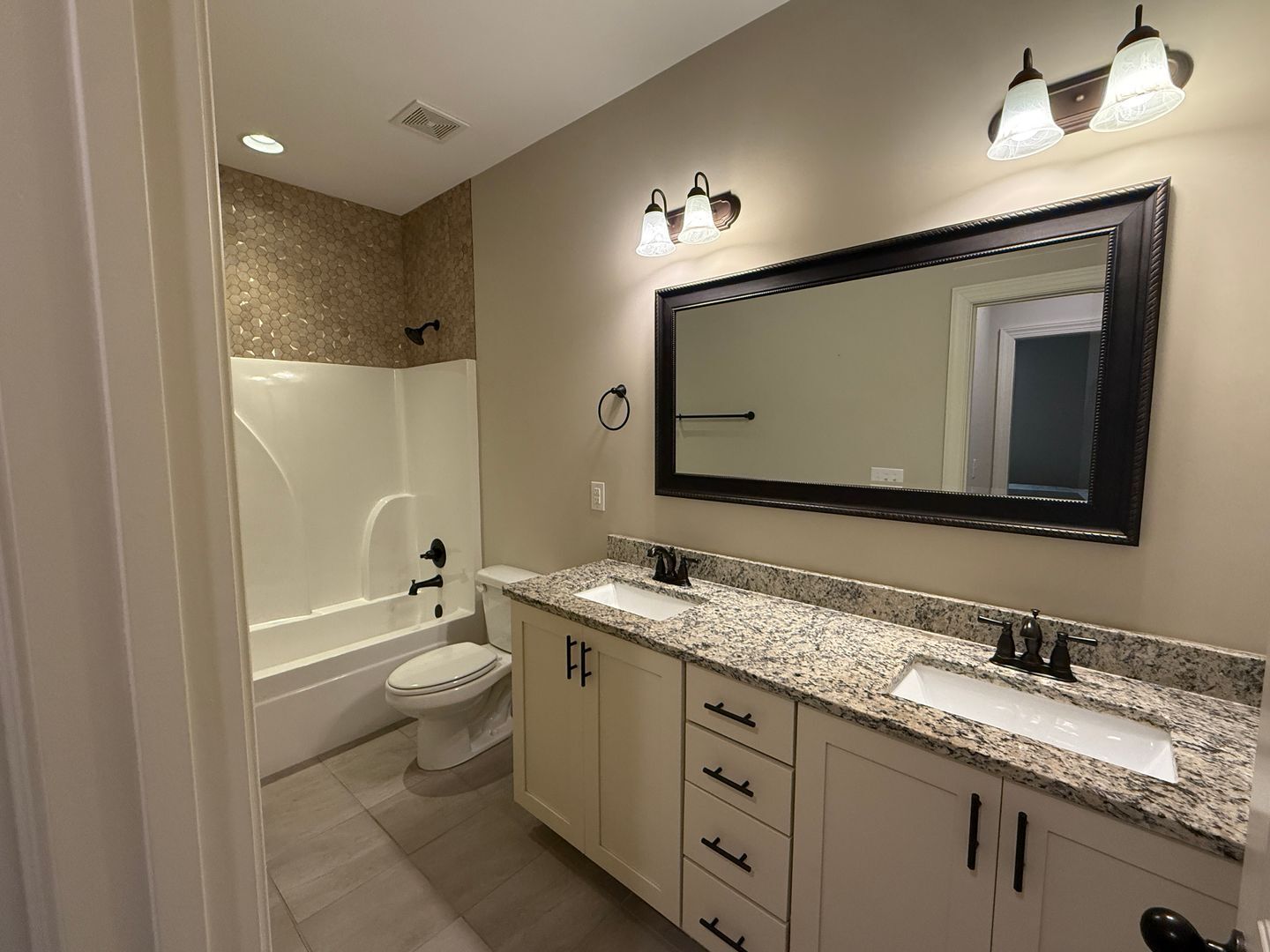 Building Photo - Eagle Ridge Townhome - Furnished Unit - Op...