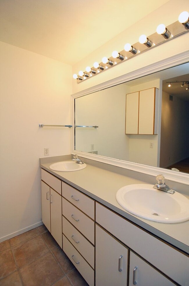 Building Photo - 1710 S Harbor Way