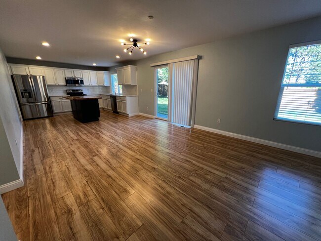 Building Photo - Dupont 4 bedroom plus loft home