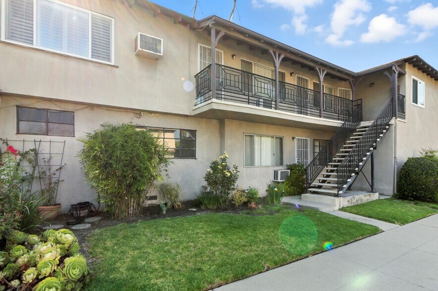 Building Photo - 14205 Moorpark St