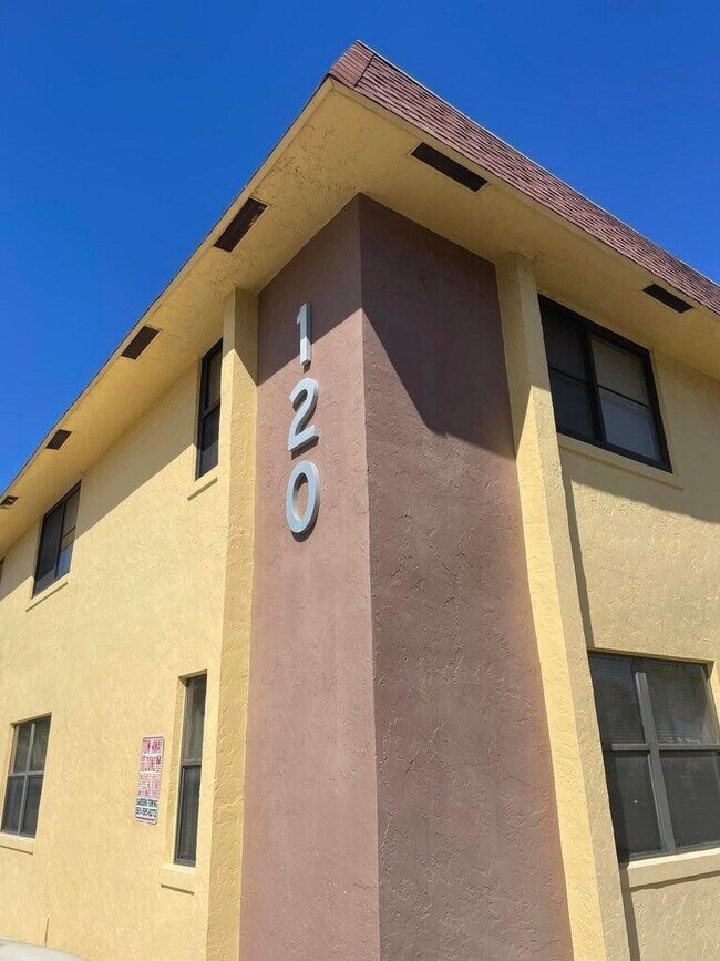 Building Photo - 120 N M St