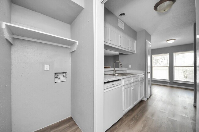 Building Photo - No Carpet. Private Yard. Extra Storage. What More Could You Ask For?