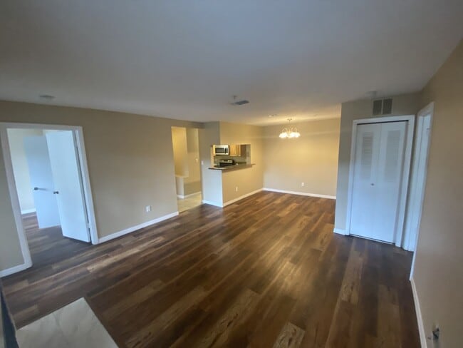 Building Photo - 2 Bed 2 Bath Condo with fireplace!!!