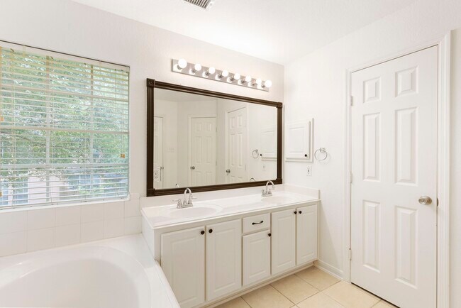 Building Photo - 19 Endor Forest Pl