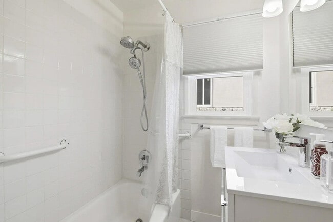 Building Photo - Charming 3BR Home with Bonus Room, Fireplace & Large Yard