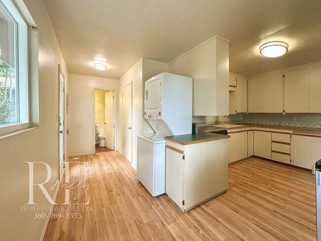 Building Photo - Enjoy Breathtaking Sunsets in the Heart of Manette