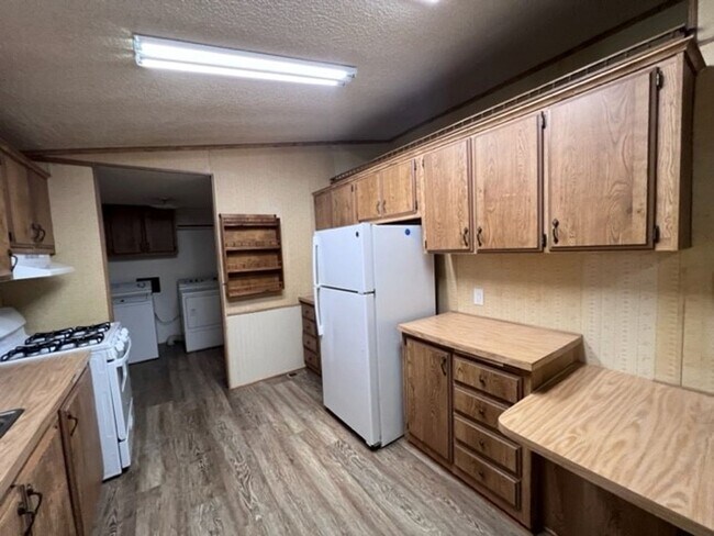 Building Photo - 3 Bedrooms, Includes Fenced Yard New carpe...