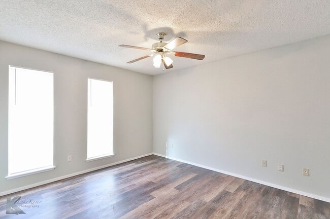 Building Photo - 3/2 REMODEL in 2024!