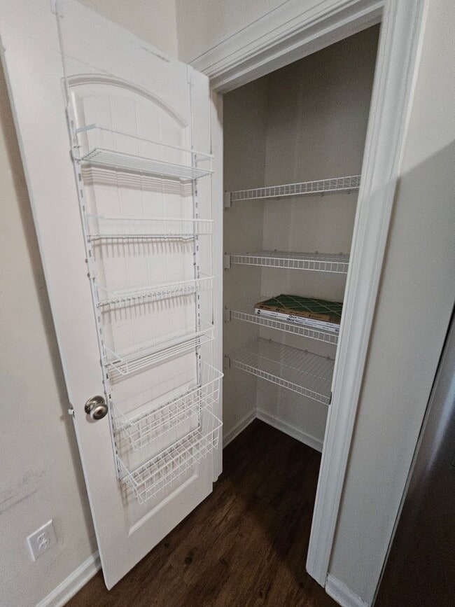 Building Photo - Townhome Close to the Beach!