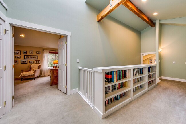 Building Photo - Beautiful Bainbridge Home