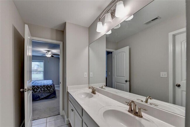 Building Photo - 6035 Ashborough Park