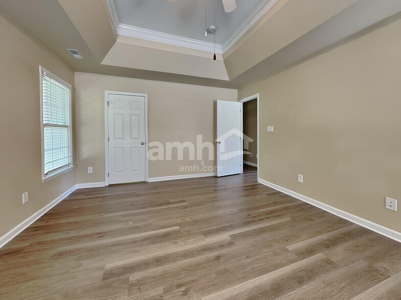 Building Photo - 5705 Beargrass Ln