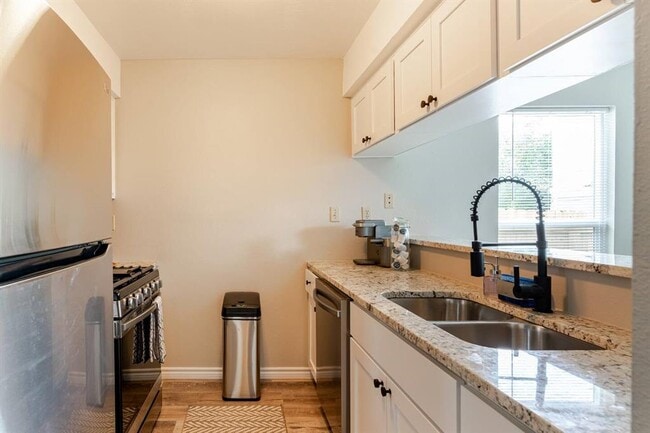 Building Photo - 6307 Okner Ln